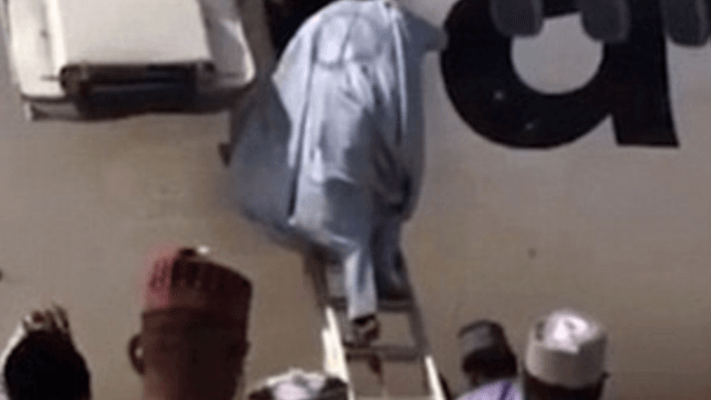 Nigerian Airline Disembarks Passengers Using A Ladder | Secret Flying