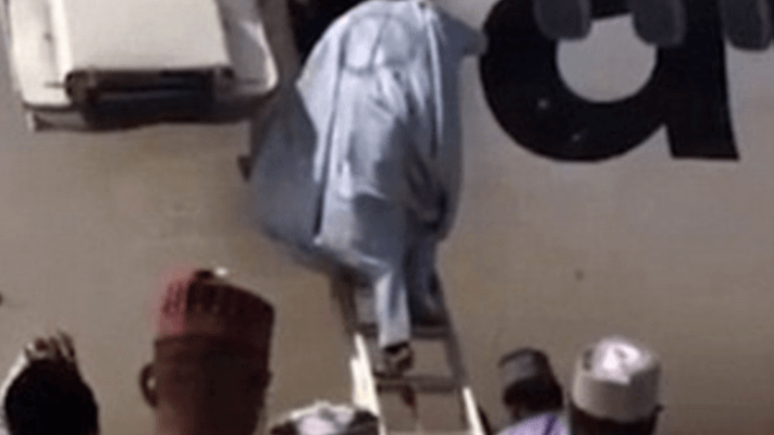Nigerian Airline Disembarks Passengers Using A Ladder | Secret Flying Nigerian Airline Disembarks Passengers Using A Ladder | Secret Flying