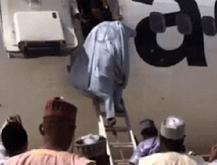 Nigerian Airline Disembarks Passengers Using A Ladder | Secret Flying