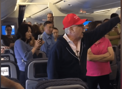 VIDEO: Disruptive passenger in red Trump hat kicked off United Airlines flight | Secret Flying