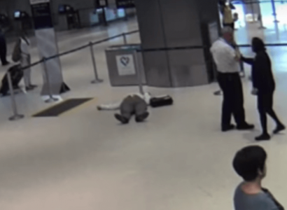 VIDEO: United Airlines employee pushes 71-year old passenger to the ground | Secret Flying