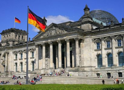 Chinese tourists detained over Nazi salute outside Reichstag building in Berlin | Secret Flying
