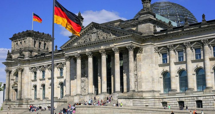 Chinese tourists detained over Nazi salute outside Reichstag building in Berlin | Secret Flying