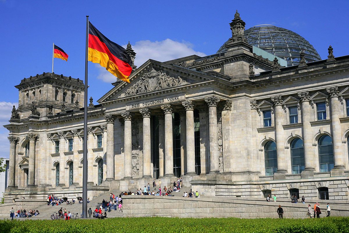 Chinese tourists detained over Nazi salute outside Reichstag building in Berlin