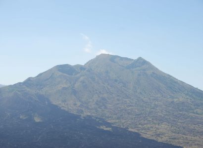 Mass evacuation as Bali’s Mt Agung volcano could be hours away from erupting | Secret Flying