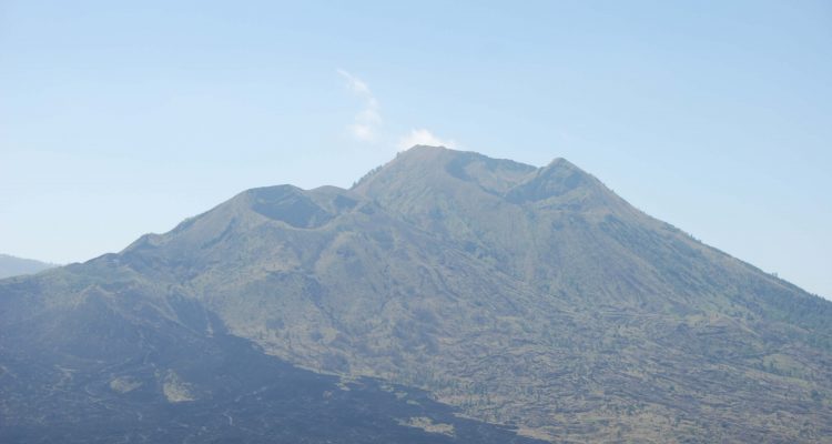 Mass evacuation as Bali’s Mt Agung volcano could be hours away from erupting | Secret Flying