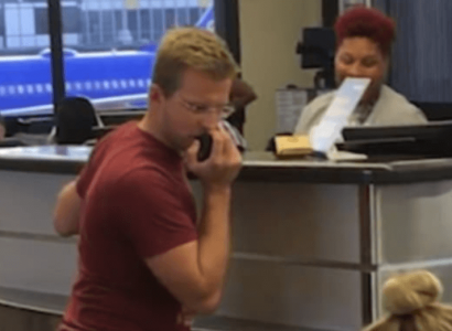 VIDEO: Airline passenger turns flight delay into a karaoke session in New Orleans | Secret Flying