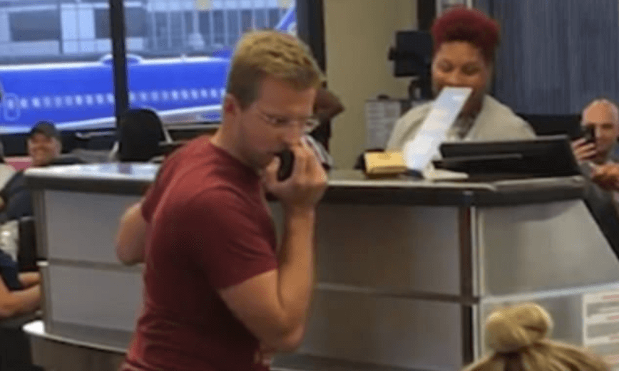 VIDEO: Airline passenger turns flight delay into a karaoke session in New Orleans
