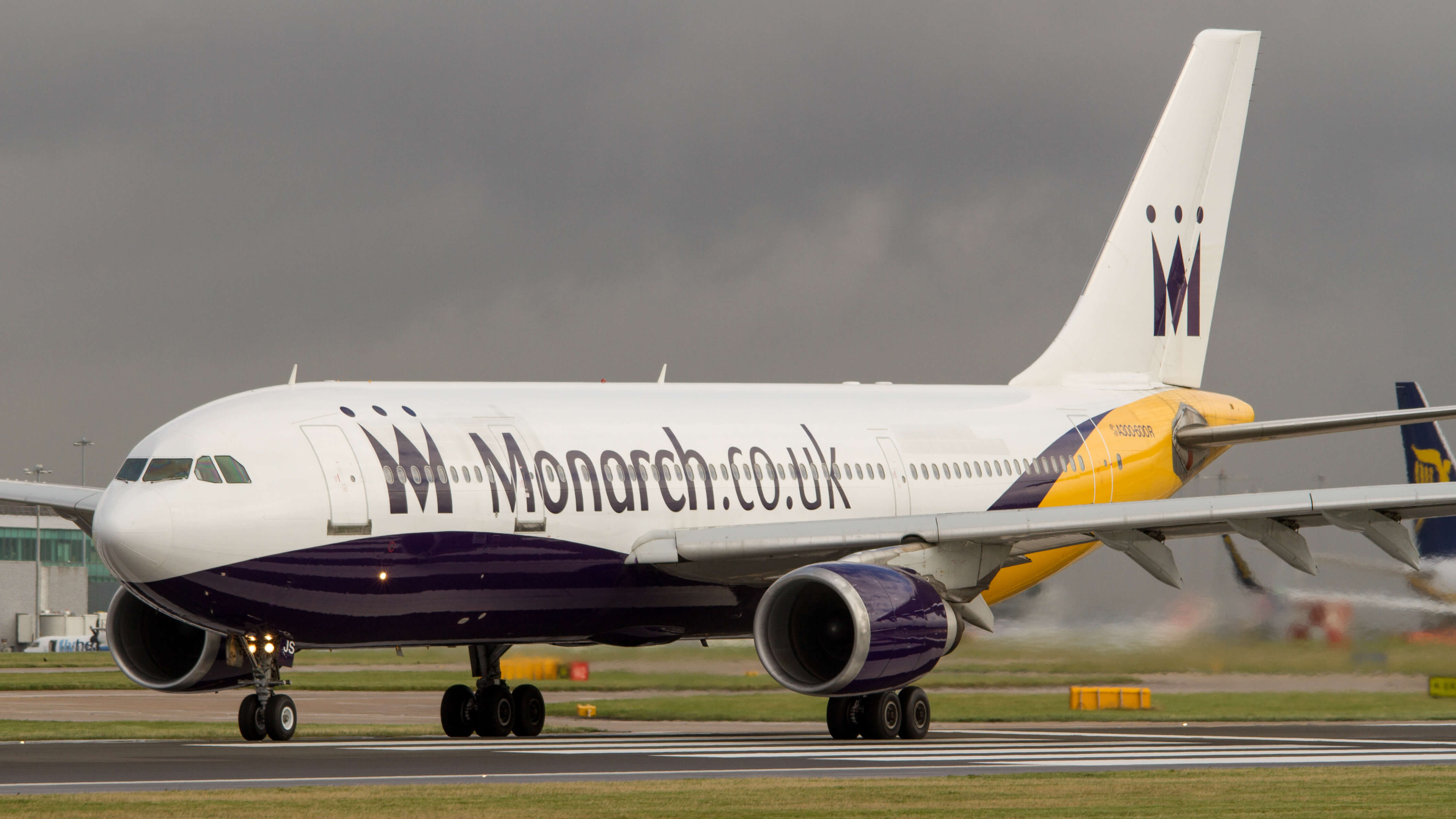 UK’s biggest peacetime airlift under way to bring home 110,000 holidaymakers as Monarch Airlines collapses