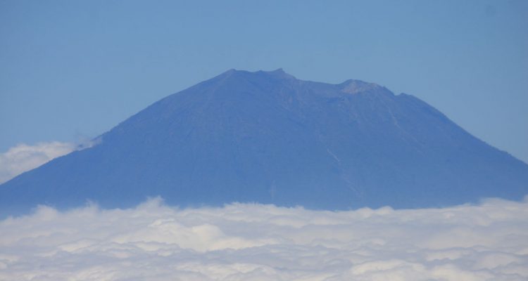 Thousands stranded as Bali’s Mount Agung volcano erupts | Secret Flying