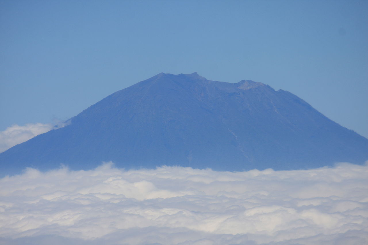 Thousands stranded as Bali’s Mount Agung volcano erupts