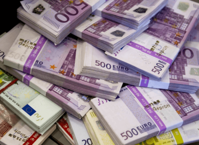 Homeless man helps himself to $355,000 in Paris Charles de Gaulle Airport after leaning on an unlocked door | Secret Flying