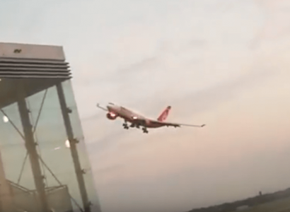 VIDEO: Air Berlin pilot cleared over final flyby stunt | Secret Flying