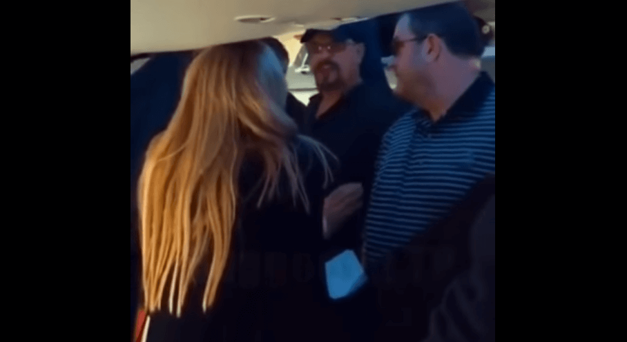 VIDEO: Man pushes an elderly lady and threatens other passengers whilst disembarking
