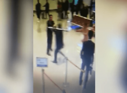 VIDEO: Chinese passenger late for his flight smashes airport counter and assaults staff with a steel pole | Secret Flying