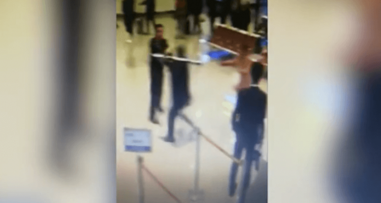 VIDEO: Chinese passenger late for his flight smashes airport counter and assaults staff with a steel pole | Secret Flying