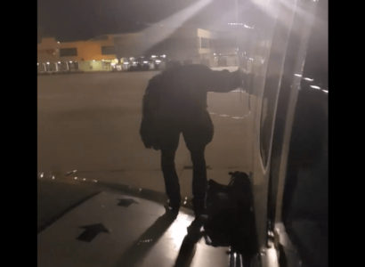 VIDEO: Impatient Ryanair passenger takes the emergency exit after Malaga flight delay | Secret Flying