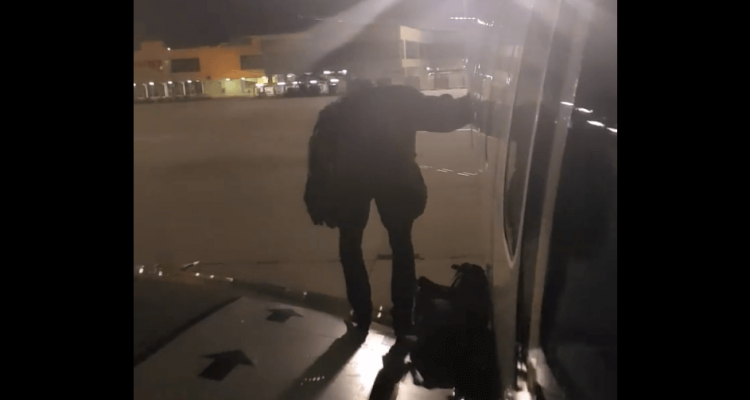 VIDEO: Impatient Ryanair passenger takes the emergency exit after Malaga flight delay | Secret Flying VIDEO: Impatient Ryanair passenger takes the emergency exit after Malaga flight delay | Secret Flying
