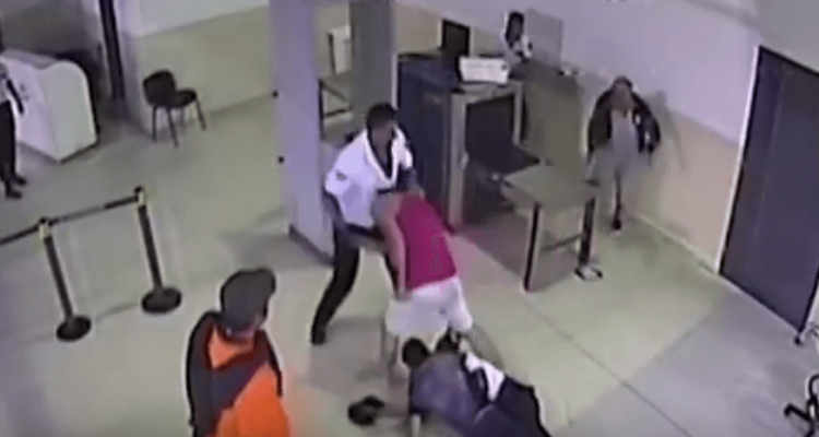 VIDEO: Family brawl with airport security in Argentina | Secret Flying VIDEO: Family brawl with airport security in Argentina | Secret Flying