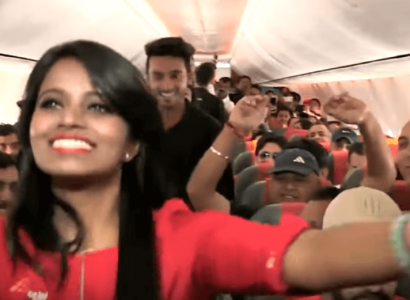 VIDEO: SpiceJet cabin crew treat passengers to a Holi dance | Secret Flying