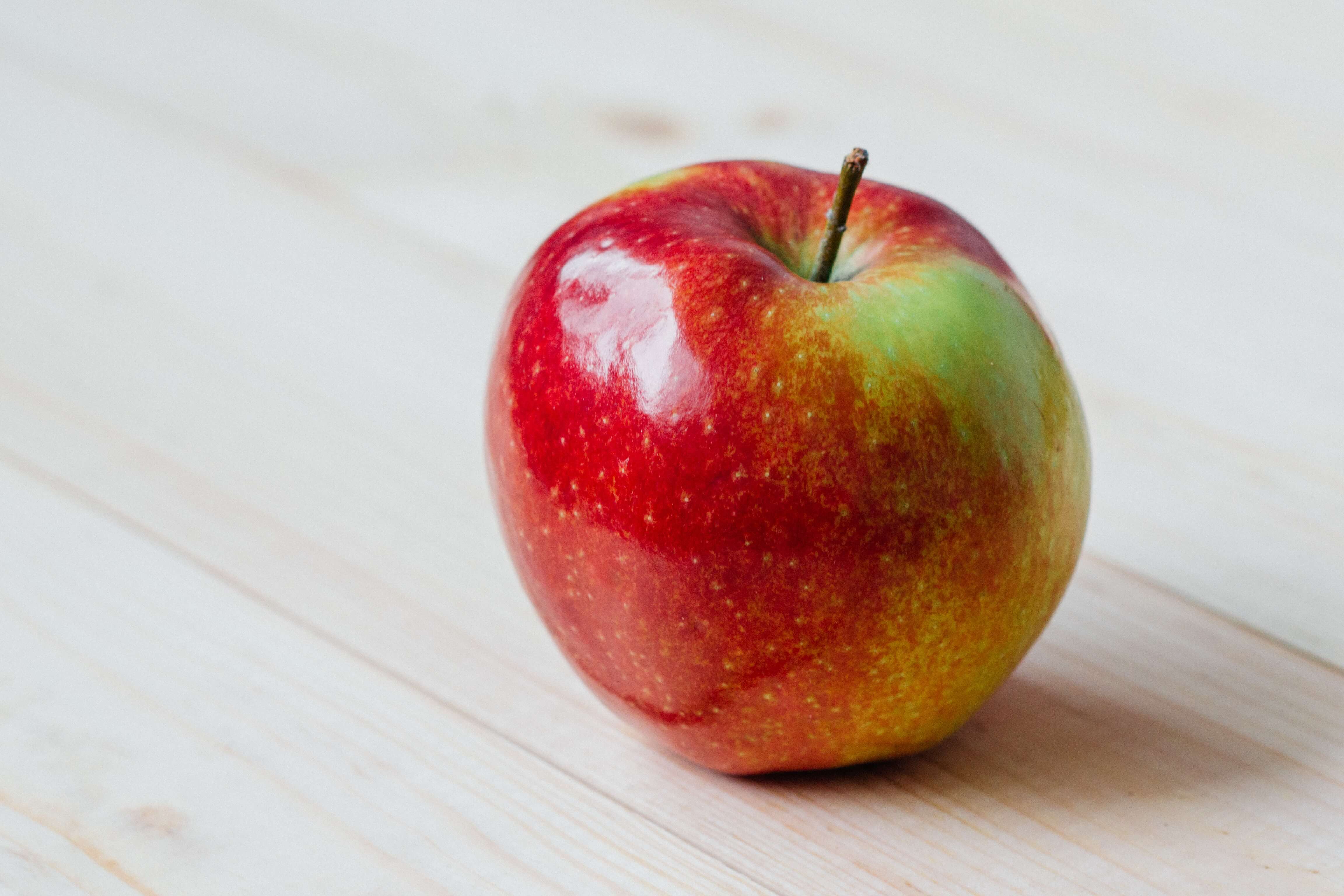 US customs fines woman $500 over Delta Air Lines apple