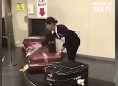 VIDEO: Airport worker in Japan cleans suitcases before they are returned to passengers | Secret Flying