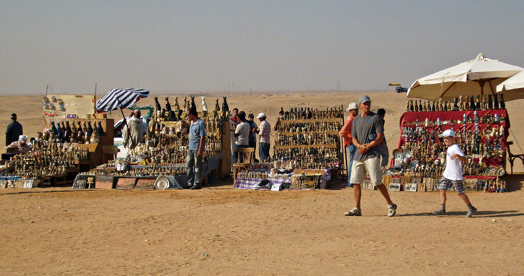 Egypt to fine its own traders $560 USD for harassing tourists