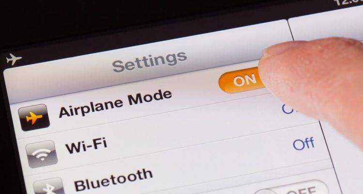 VIDEO: Passengers kicked off plane over ‘airplane mode’ dispute | Secret Flying VIDEO: Passengers kicked off plane over ‘airplane mode’ dispute | Secret Flying