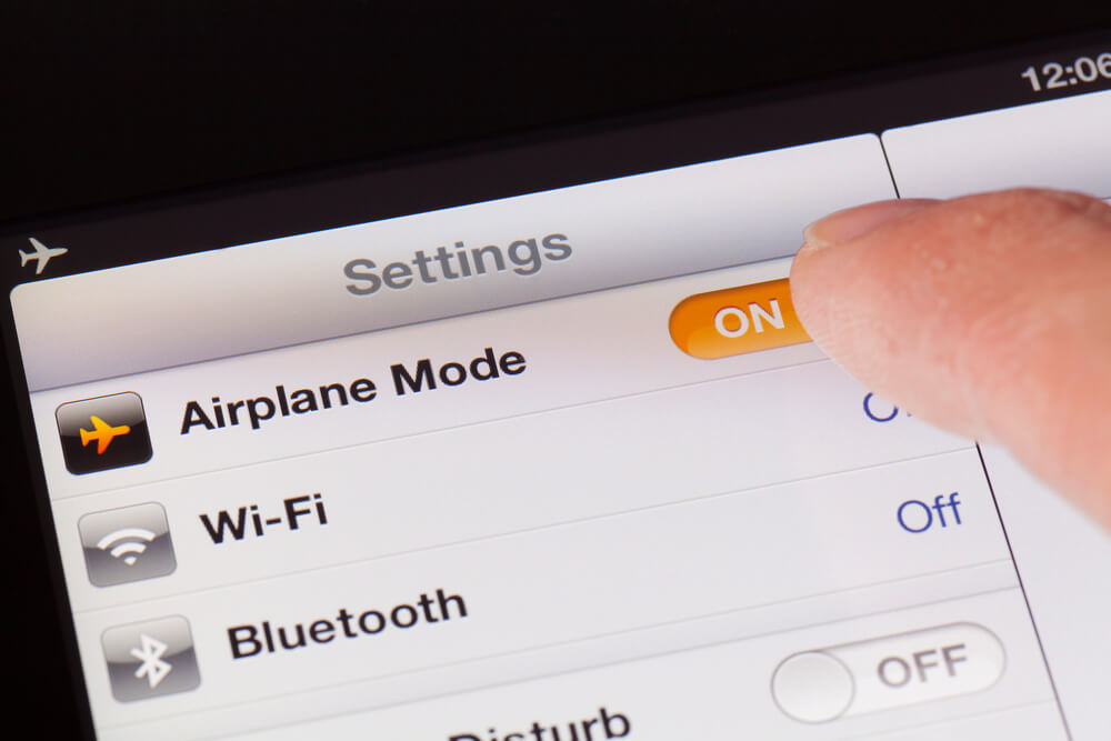 VIDEO: Passengers kicked off plane over ‘airplane mode’ dispute