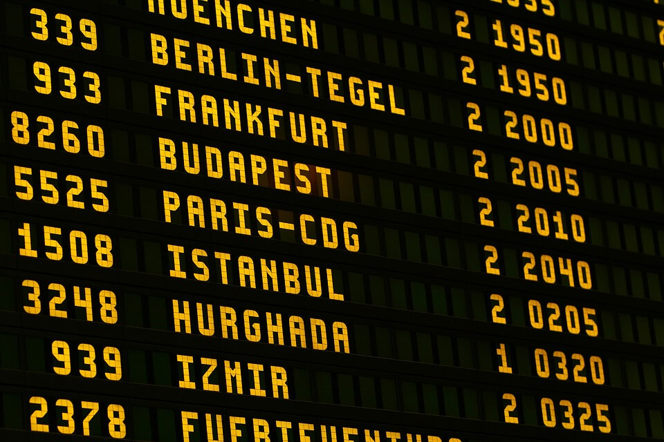 Major airlines accused of extending flight times to avoid payouts