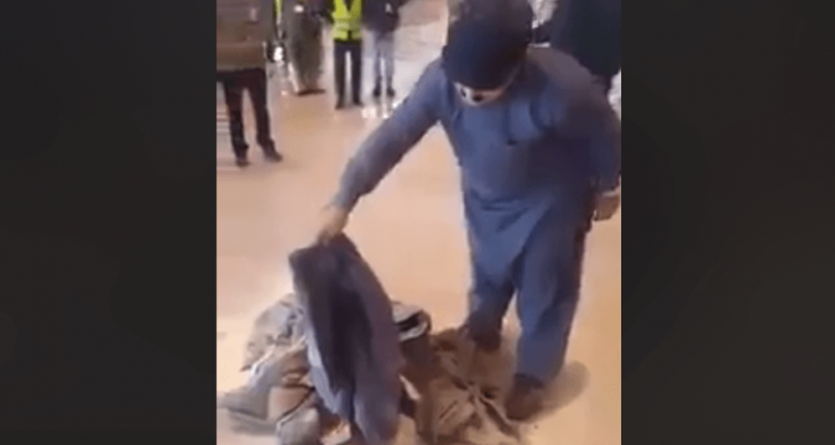 VIDEO: Pakistan International Airlines passenger sets his own luggage on fire to protest against cancelled flight | Secret Flying VIDEO: Pakistan International Airlines passenger sets his own luggage on fire to protest against cancelled flight | Secret Flying