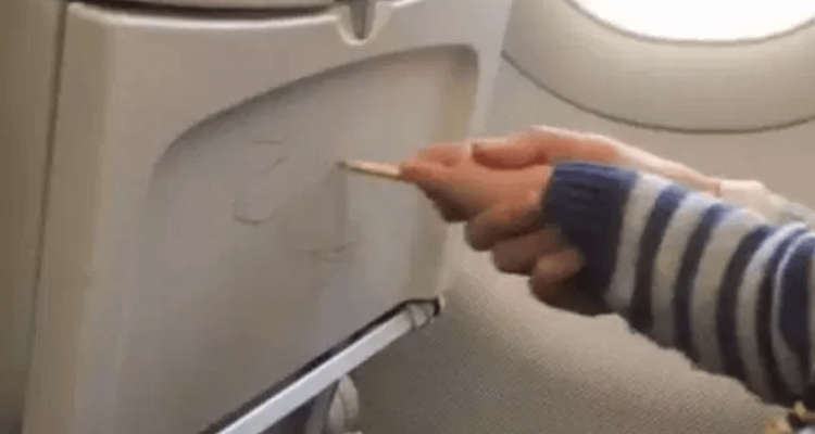 VIDEO: Parent helps her child graffiti on plane seats | Secret Flying VIDEO: Parent helps her child graffiti on plane seats | Secret Flying