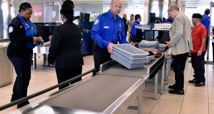 TSA agents working without pay due to US government shutdown | Secret Flying