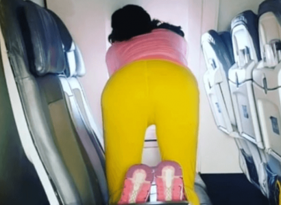 Bizarre moment woman starts performing yoga routine on United Airlines flight | Secret Flying