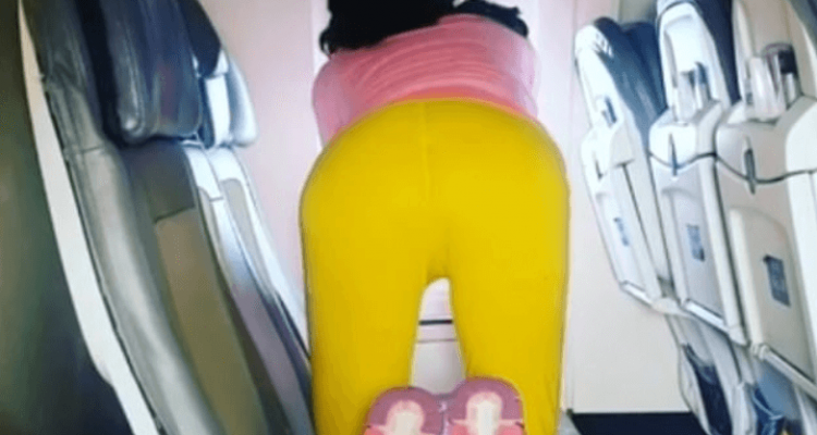 Bizarre moment woman starts performing yoga routine on United Airlines flight | Secret Flying