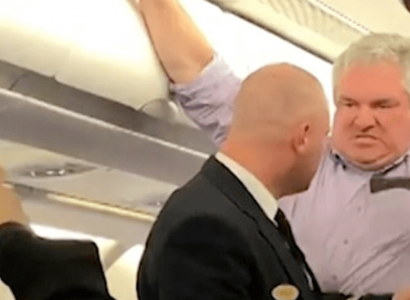 VIDEO: US passenger thrown off flight after demanding to shake another traveller’s hand | Secret Flying