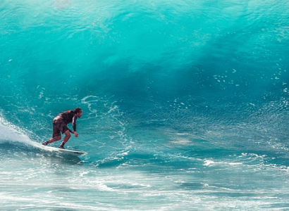 Taking a surfboard on a plane? American Airlines scraps oversize bag fees | Secret Flying