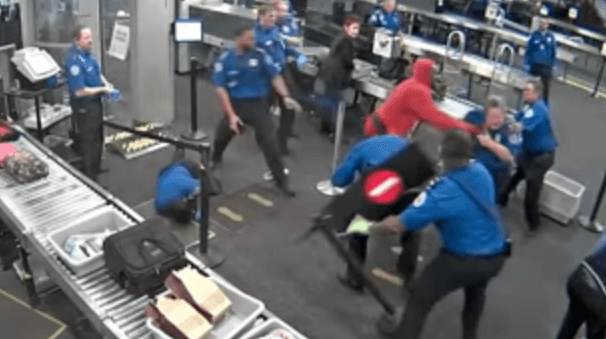 VIDEO: Texas man attacks TSA agents at Phoenix Airport | Secret Flying VIDEO: Texas man attacks TSA agents at Phoenix Airport | Secret Flying