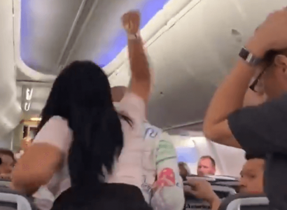 VIDEO: Woman smashes laptop on boyfriend’s head for looking at another woman on American Airlines flight | Secret Flying