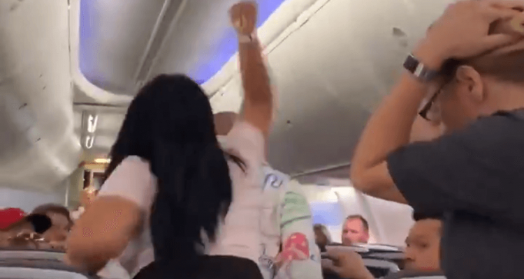 VIDEO: Woman smashes laptop on boyfriend’s head for looking at another woman on American Airlines flight | Secret Flying VIDEO: Woman smashes laptop on boyfriend’s head for looking at another woman on American Airlines flight | Secret Flying