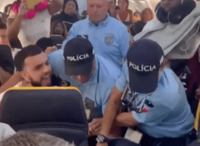 VIDEO: Ryanair passenger wrestled by Portuguese police after allegedly pushing a flight attendant | Secret Flying