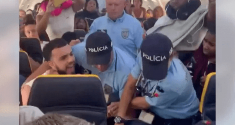 VIDEO: Ryanair passenger wrestled by Portuguese police after allegedly pushing a flight attendant | Secret Flying VIDEO: Ryanair passenger wrestled by Portuguese police after allegedly pushing a flight attendant | Secret Flying