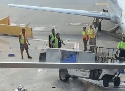 VIDEO: Crazy scene as catering cart loses control at Chicago O’Hare | Secret Flying