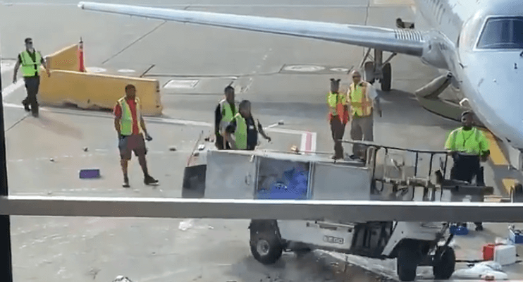 VIDEO: Crazy scene as catering cart loses control at Chicago O’Hare | Secret Flying VIDEO: Crazy scene as catering cart loses control at Chicago O’Hare | Secret Flying