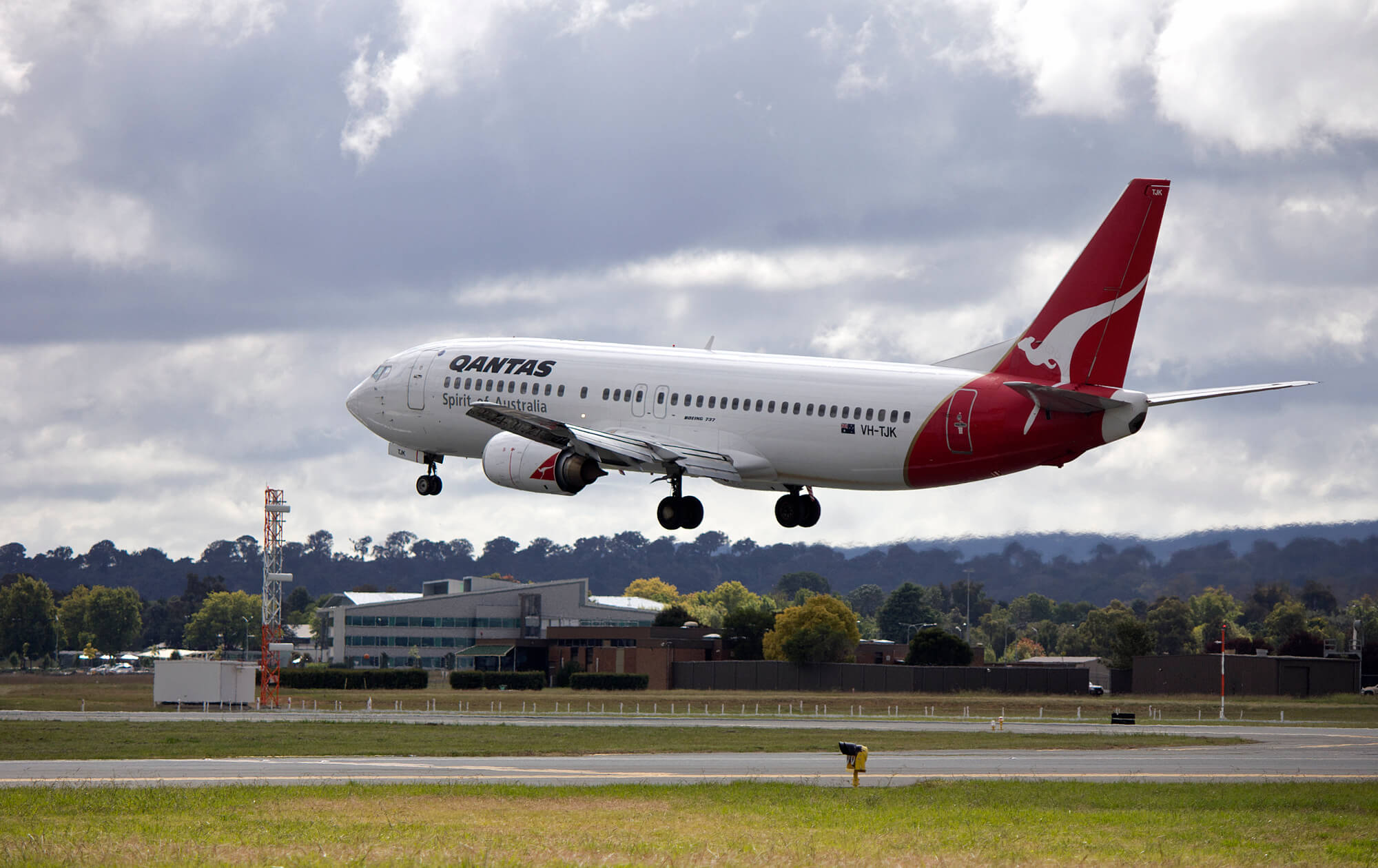 Qantas rejects calls to ground entire 737 NG fleet after cracks discovered on planes