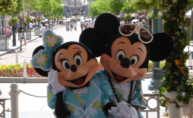 Tourists warned to stop inappropriately touching Disney World characters | Secret Flying Tourists warned to stop inappropriately touching Disney World characters | Secret Flying