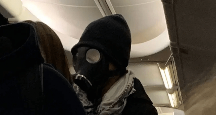 Man kicked off American Airlines flight for wearing gas mask | Secret Flying Man kicked off American Airlines flight for wearing gas mask | Secret Flying