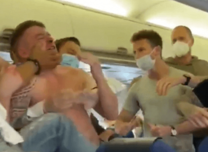 VIDEO: Fight breaks out on Ibiza-bound KLM flight after passenger refuses to wear face mask | Secret Flying