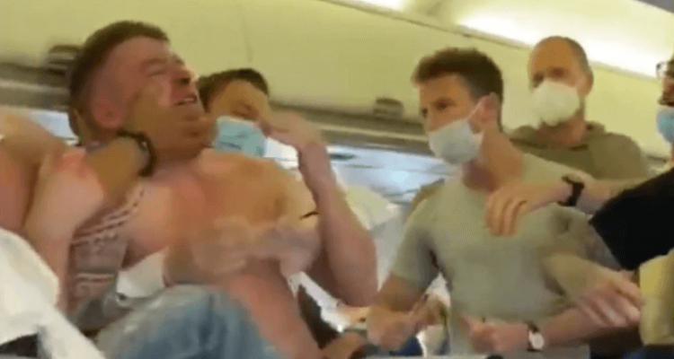 VIDEO: Fight breaks out on Ibiza-bound KLM flight after passenger refuses to wear face mask | Secret Flying VIDEO: Fight breaks out on Ibiza-bound KLM flight after passenger refuses to wear face mask | Secret Flying