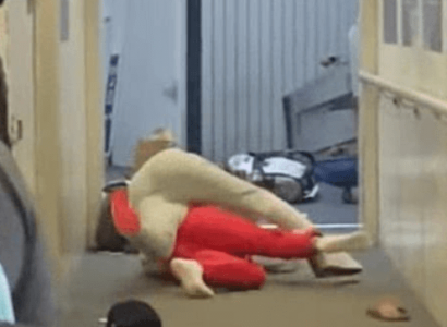VIDEO: Shocking footage of two women fighting on jet bridge at LaGuardia Airport | Secret Flying